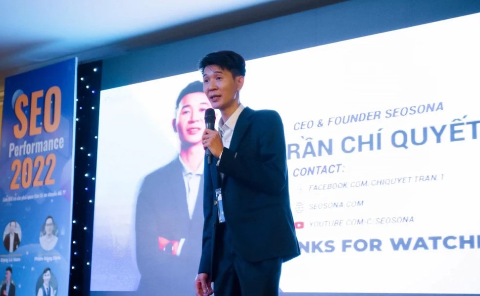 Hình ảnh Quyết đang chia sẻ tại một sự kiện SEO